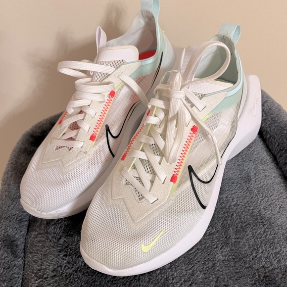 Nike - Picture 8 of 8